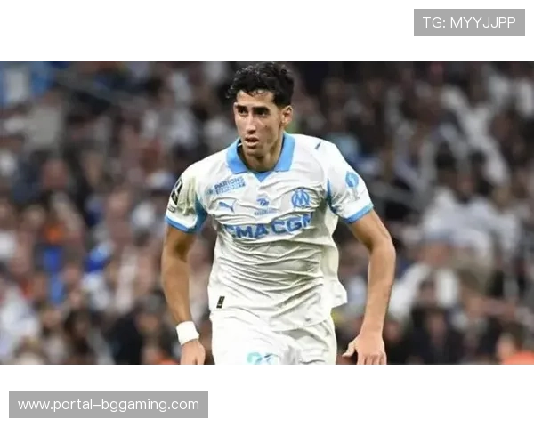 马赛后卫阿格尔德在巴黎机场遭球迷袭击，警方已介入处理